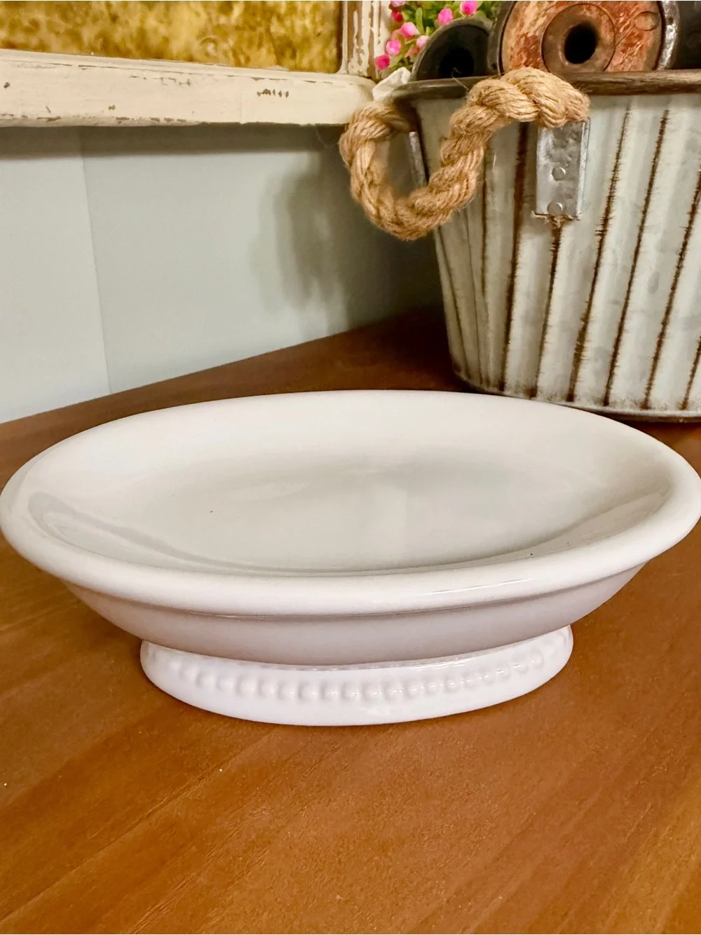 WHITE, VINTAGE PEDESTAL SOAP DISH WITH DECORATIVE BEADING.